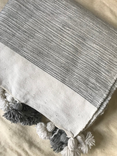 Couverture pompons en coton grise et blanche