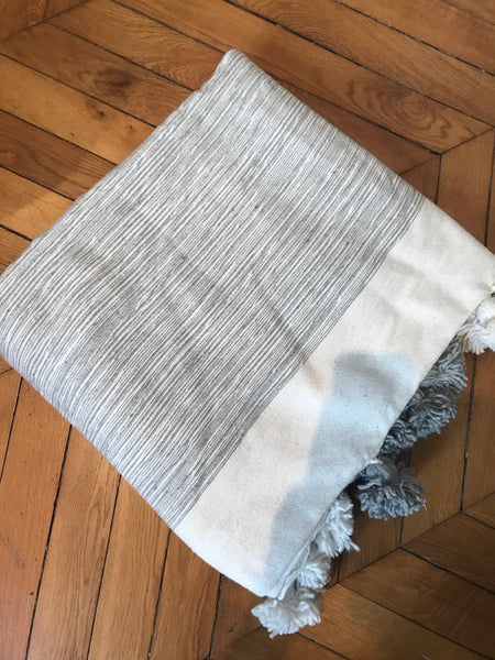 Couverture pompons en coton grise et blanche